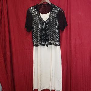 🍁Size S. Black Crochet V-Neck top w/Sea Shell Patterned and scallop edge.